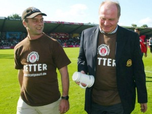 Il presidente del Bayern Monaco (a destra) indossa la maglietta Retter in occasione dell’amichevole organizzata col St. Pauli. L’incasso fu devoluto all’opera di salvataggio.